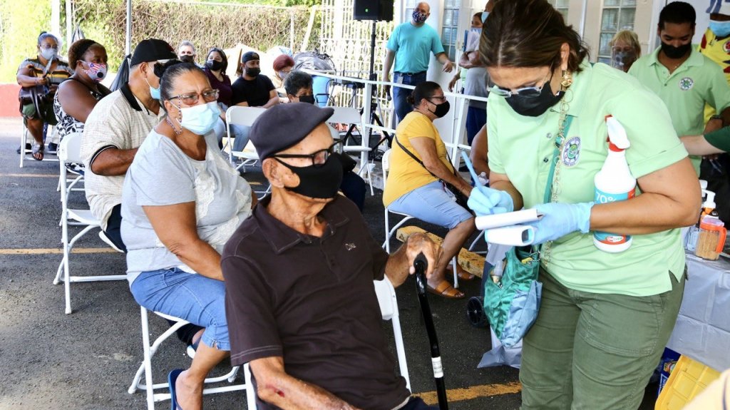  Sobre 300 personas se hacen pruebas de COVID-19 y se vacunan contra la Influenza en Toa Baja 