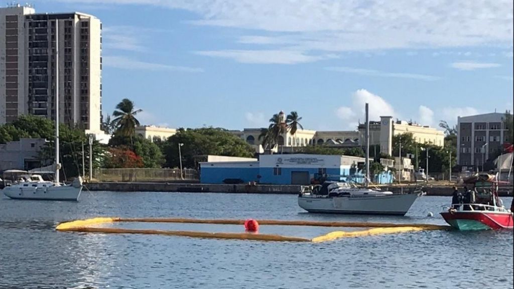  Guardia Costera trabaja ante la amenaza de contaminaci&oacute;n por combustible de la avioneta que se estrell&oacute; ayer en la bah&iacute;a de San Juan 