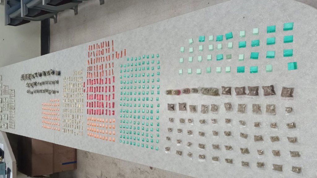  13 arrestados durante intervenci&oacute;n por drogas en residencial de Arecibo 