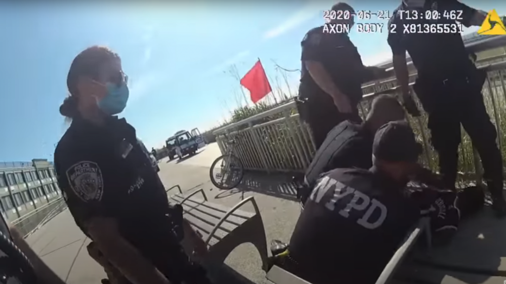  Video:Suspenden a un polic&iacute;a de Nueva York sospechoso de utilizar una llave de estrangulamiento prohibida 