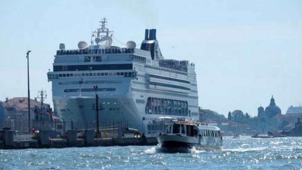  Video: Momento en que un crucero choca con un barco de turistas en Venecia 