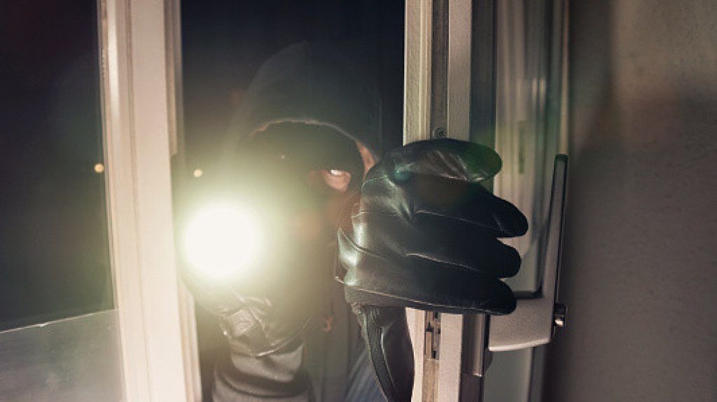  Roban 80 mil d&oacute;lares en ropa y zapatos de dise&ntilde;ador desde una residencia en Dorado 