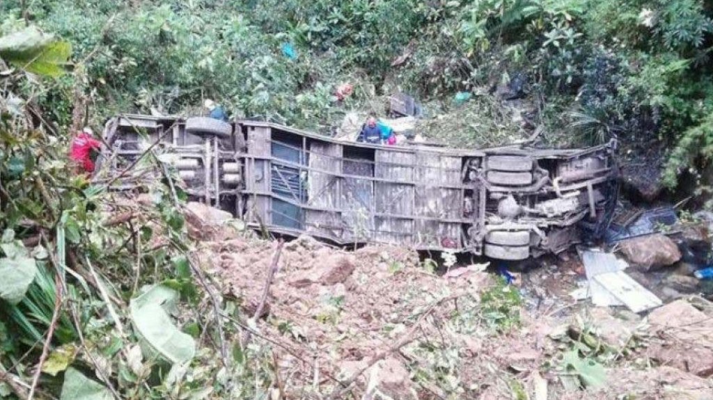  Video: Unos 20 muertos al despe&ntilde;arse un autob&uacute;s en el centro de Bolivia 