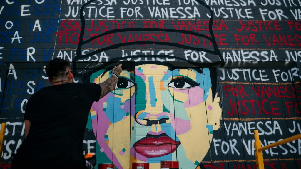  Artistas pintan murales en Houston para honrar la vida de Vanessa Guill&eacute;n 