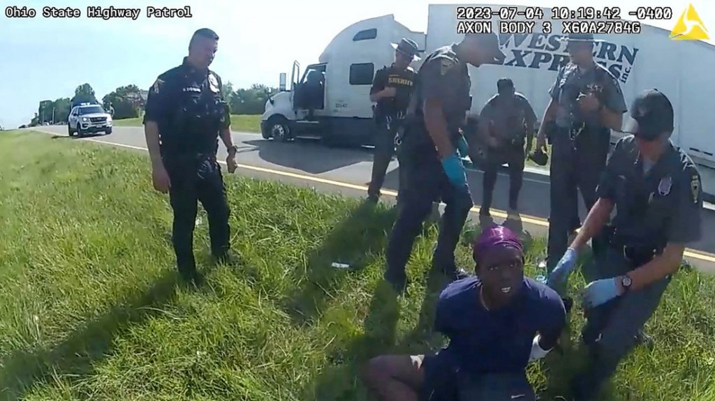  VIDEO: Policía en EE.UU. ordena a perro atacar a hombre desarmado y con las manos en alto 