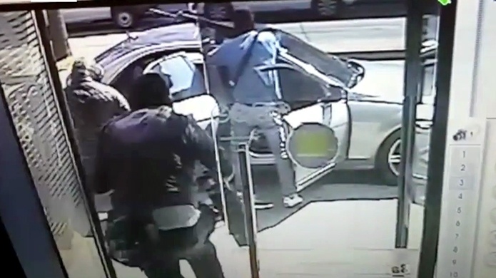 Video: Roban un banco en 30 segundos