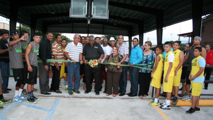 Alcalde de Humacao entrega Cancha Nueva a Residentes de Los Pinos
