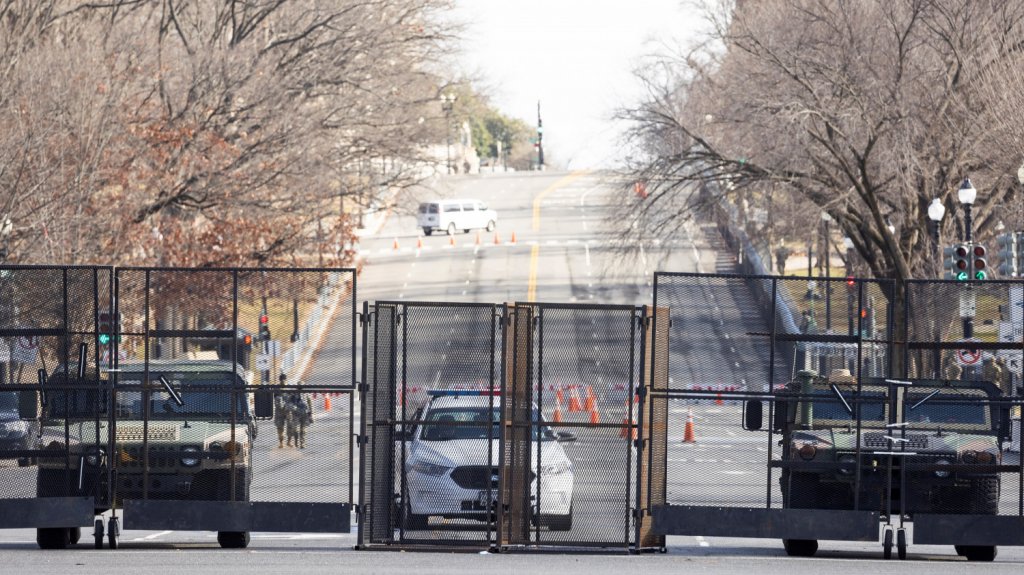  Arrestan a otro hombre armado y a una mujer en centro blindado de Washington 