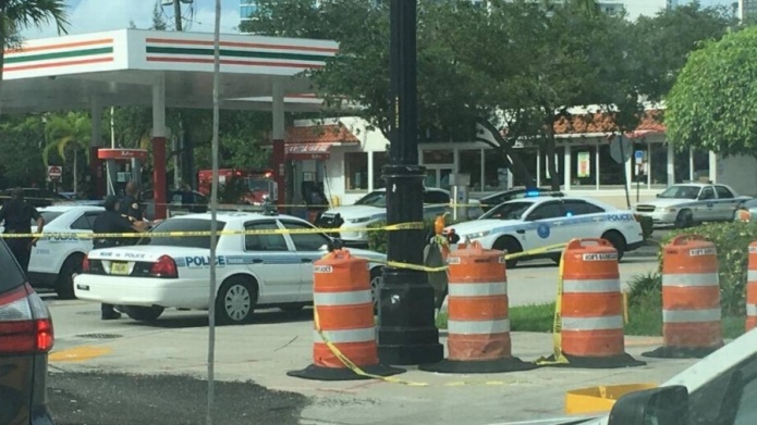Queriendo escapar de la policÃ­a, automÃ³vil choca contra gasolinera con dos niÃ±os dentro