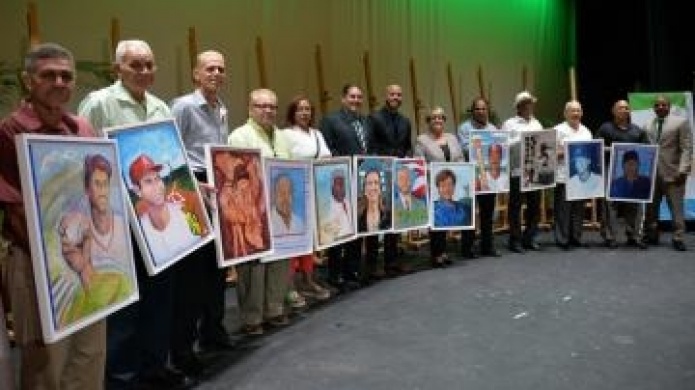 Secretario de RecreaciÃ³n y Deportes presenta primera GalerÃ­a del SalÃ³n de la Fama de la Clase A