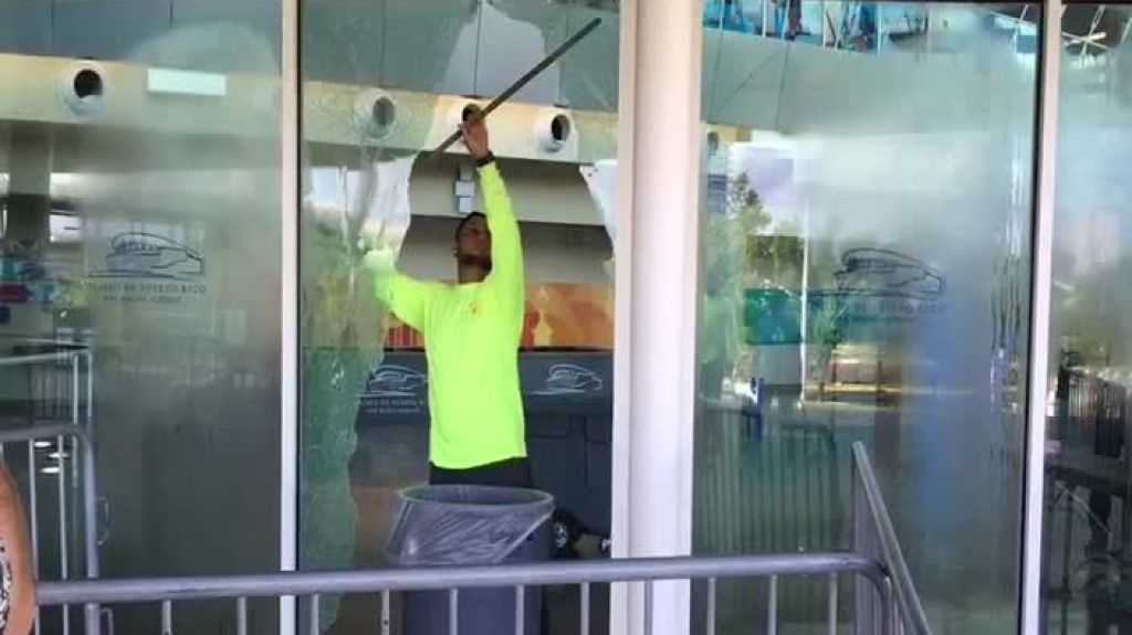  Video: Empleados del &ldquo;Choliseo&rdquo; comienzan a limpiar cristales rotos luego que tirotearan el lugar 