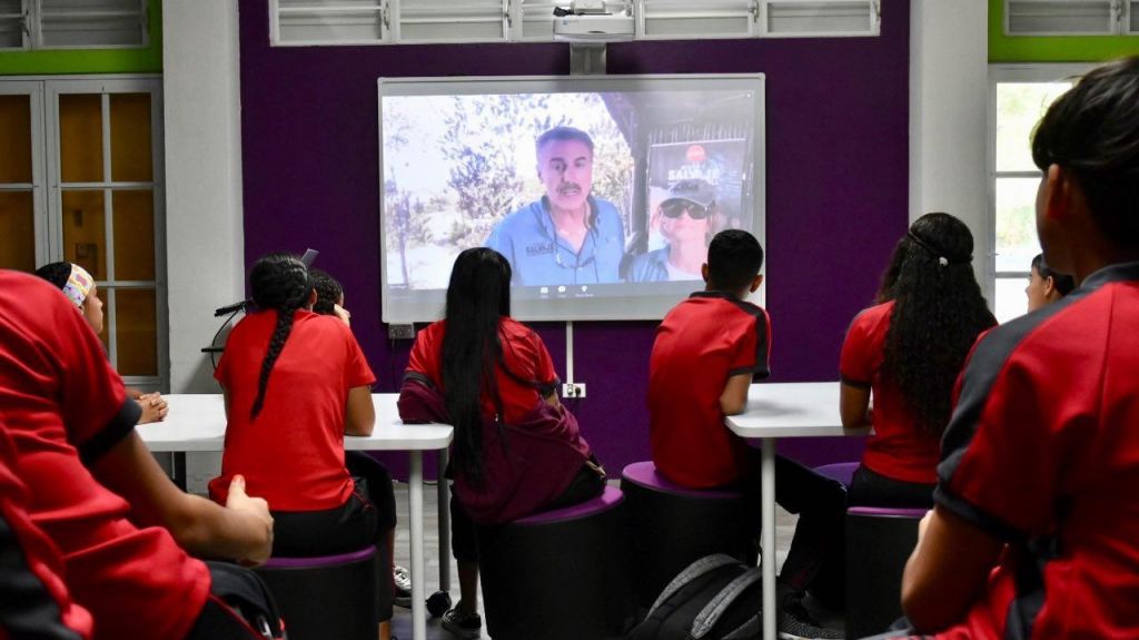  Miles de estudiantes participan de primera clase virtual con Ron Magill en directo desde &Aacute;frica 