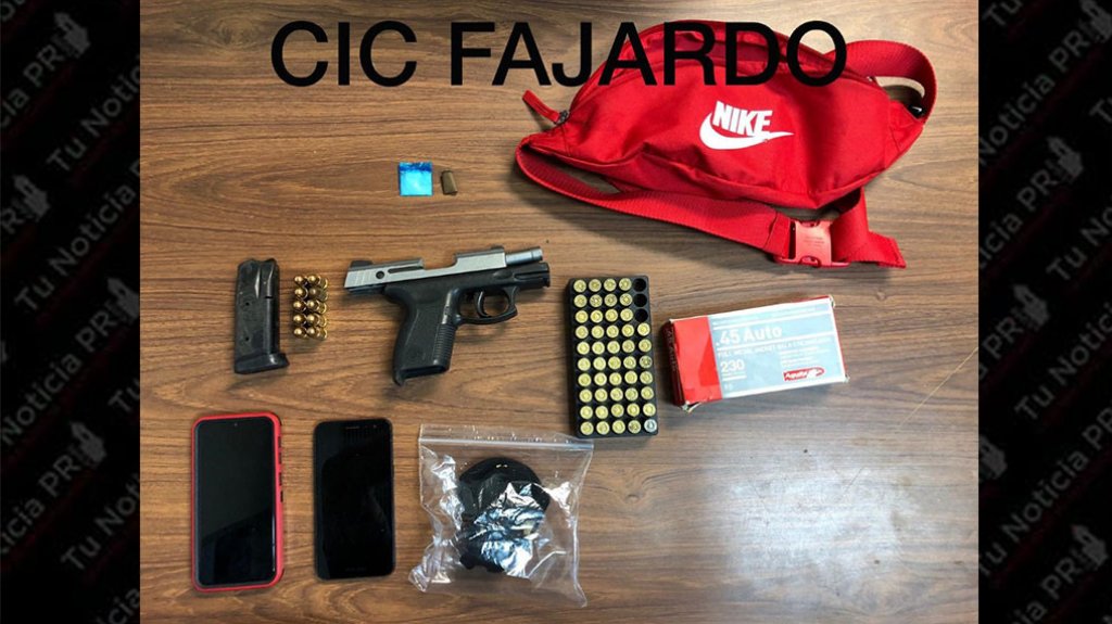  Polic&iacute;a ocupa una pistola calibre .45, municiones, coca&iacute;na y picadura de marihuana en un allanamiento 