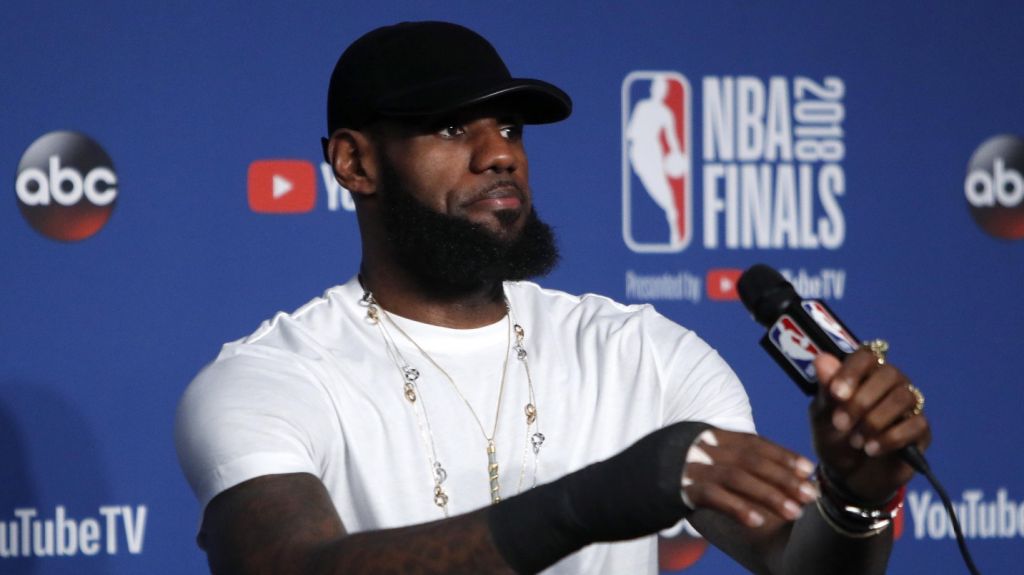  James: "Jugué los últimos tres partidos con la mano prácticamente rota" 