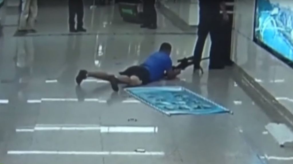  Video: Un francotirador abate a un secuestrador suicida disparando entre las piernas de un polic&iacute;a 