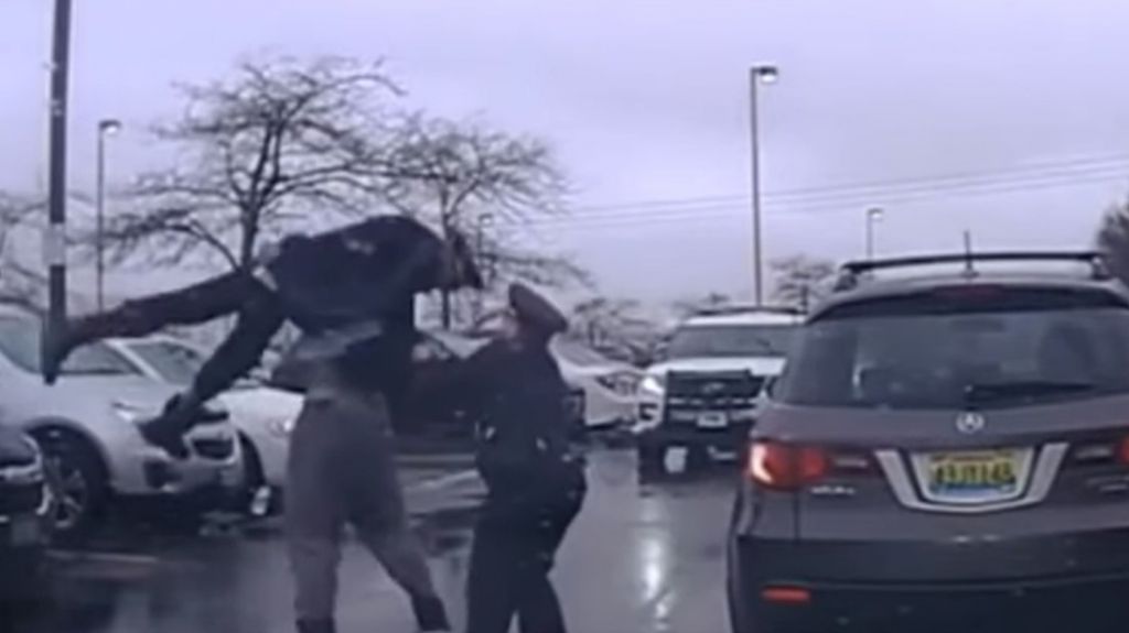  Video: Momento en el que un jugador de f&uacute;tbol americano levanta y arroja al suelo a un polic&iacute;a durante un enfrentamiento 