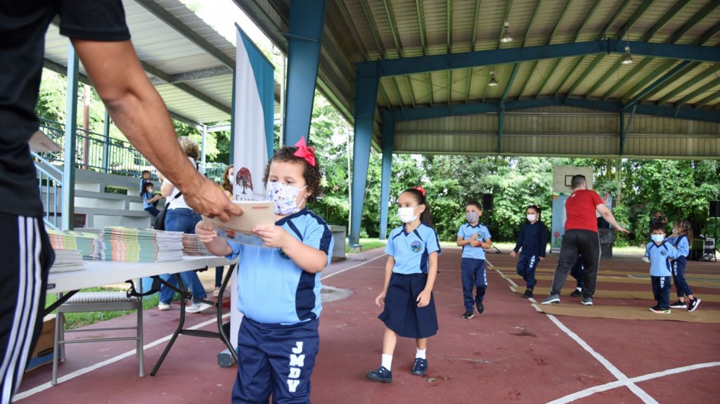  Fundaci&oacute;n Flamboy&aacute;n lleva cuentos a 1,500 menores en el regreso a clases 