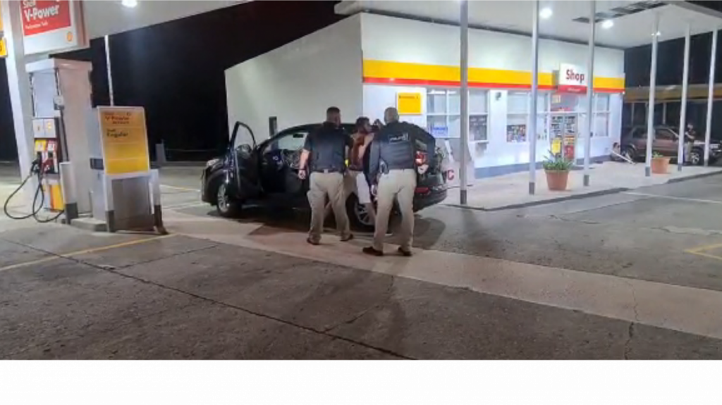  Video: Se qued&oacute; dormido dentro de un carro robado en una gasolinera de Bayam&oacute;n, &ldquo;lo pillaron los municipales&rdquo; 