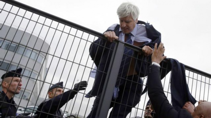 Una turba de empleados de Air France ataca a dos de sus directivos