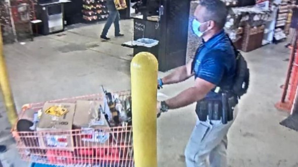 Suspenden de empleo y sueldo policía estatal que robó en Home Depot de Montehiedra uniformado