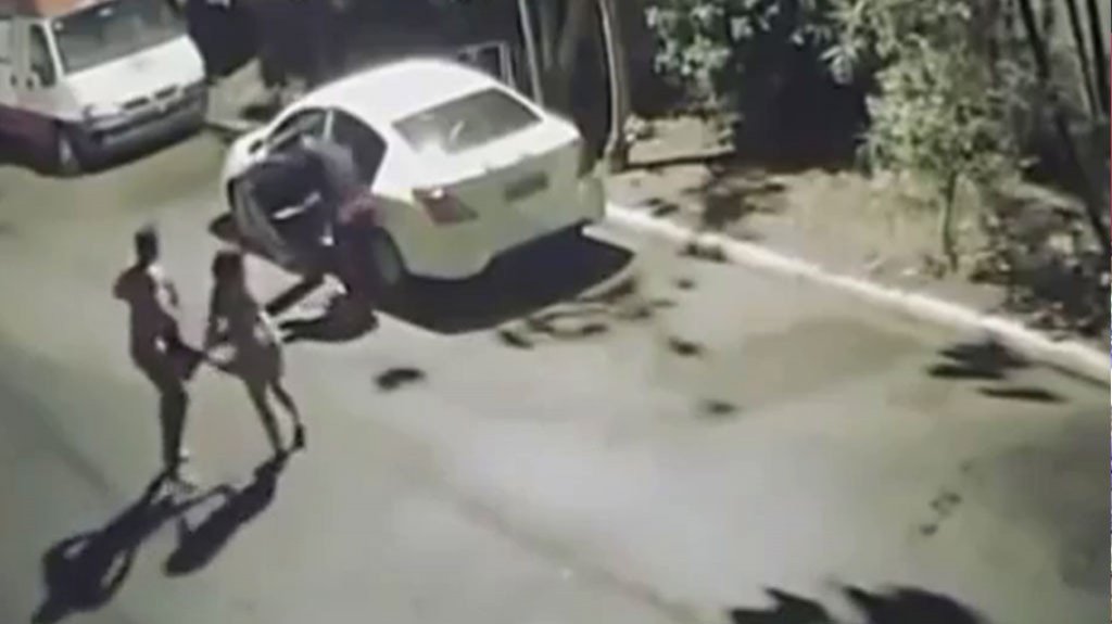  Video: En PR asaltan una pareja mientras ten&iacute;an relaciones en un carro 