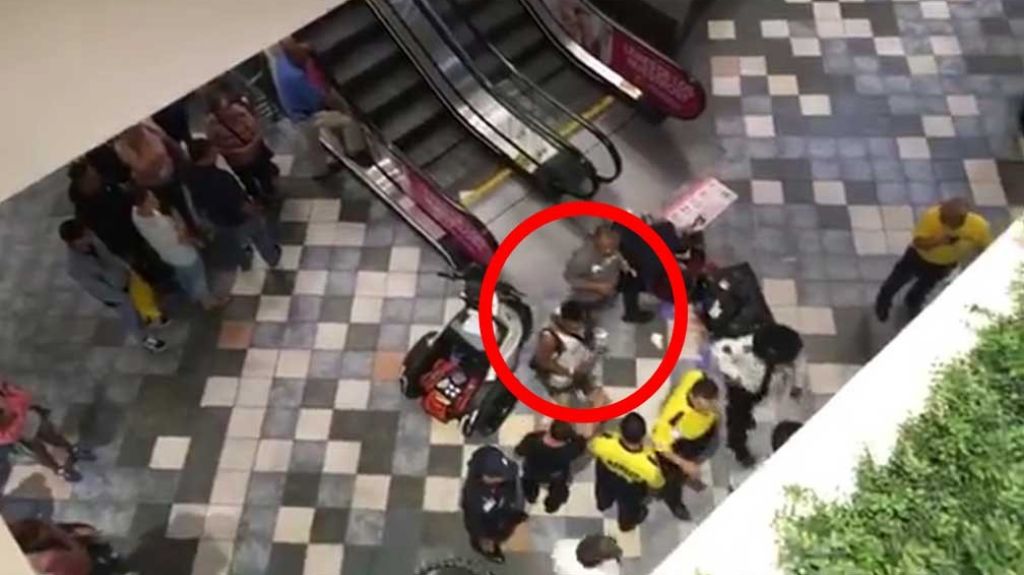  Video: Aseguran hubo negligencia en el manejo de hombre que fue lanzado desde el segundo piso de Plaza Las Am&eacute;ricas 