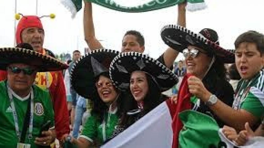  Vea video: Aficionados mexicanos disfrutan en Mosc&uacute; del triunfo de su selecci&oacute;n 