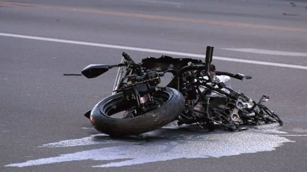  Grave motociclista que iba &ldquo;a las millas&rsquo; y sali&oacute; &ldquo;volando&rdquo; al chocar un carro en Aguadilla 