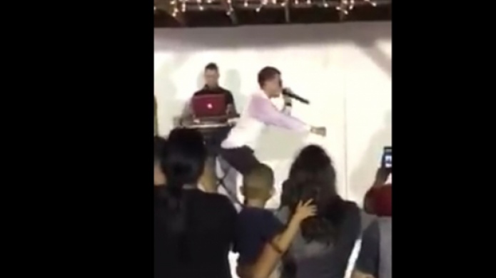 Video: Ridiculizado Jovani VÃ¡zquez, al cantar alegado Ã©xito "Mi Motora" en actividad privada