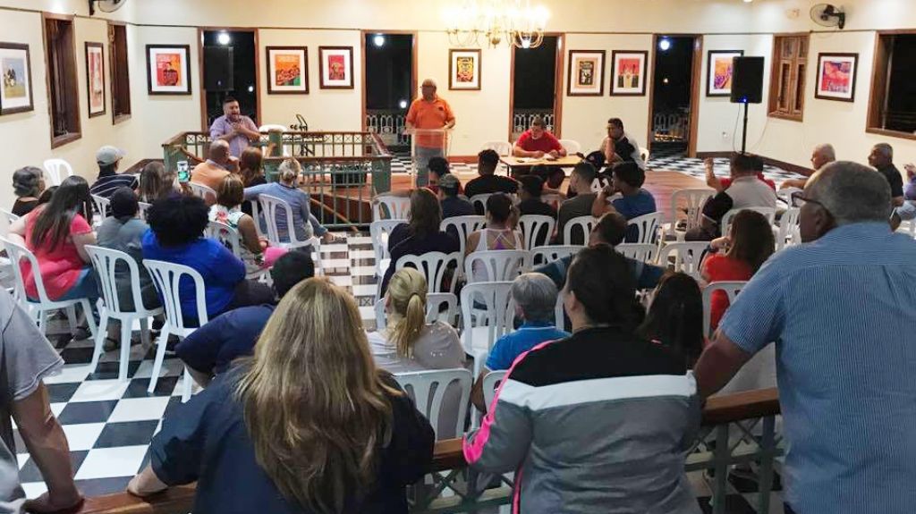  Padres y madres rechazanen asamblea la propuesta de Keleher para escuela especializada en b&eacute;isbol de Comer&iacute;o 