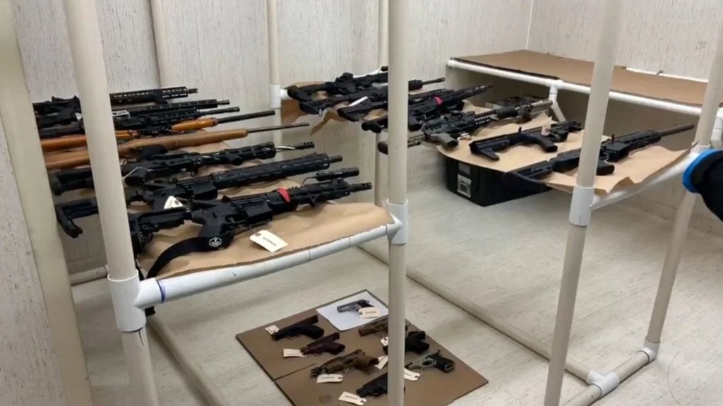 Arrestan a niño de 13 años con arsenal de armas y presunto plan para un tiroteo masivo en Washington 