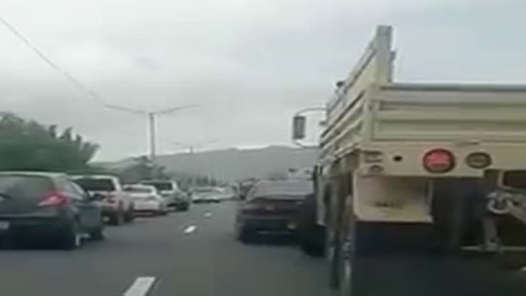  Video: Conductor boquea cami&oacute;n de la guardia nacional luego que le chocaran el carro en la 30 