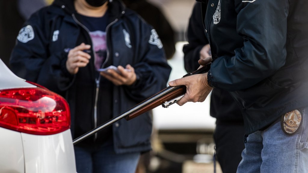  Familiares protestan por disparo de polic&iacute;a a latino que sufre de autismo 