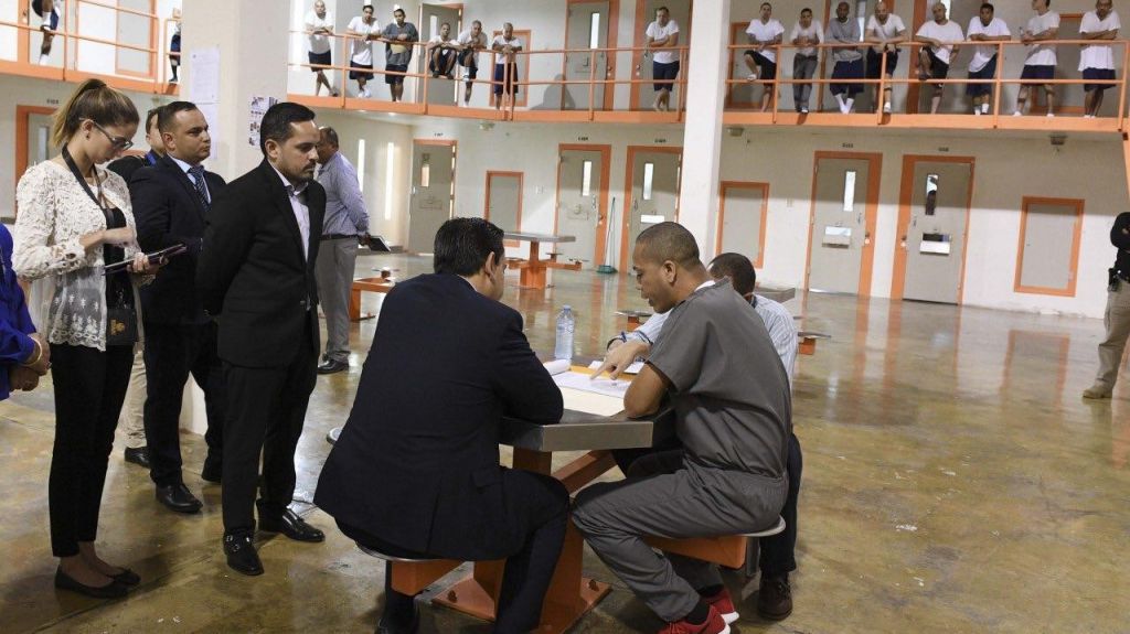 Secretario de la gobernaciÃ³n visita complejo correccional Las Cucharas en Ponce