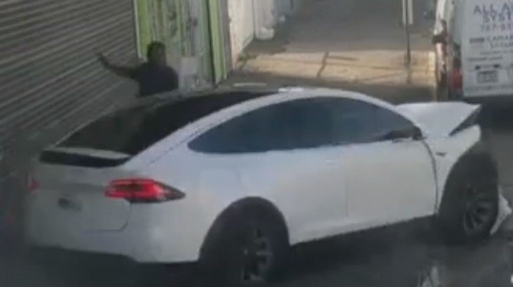  Video muestra vehículo Tesla descontrolado en Mayagüez a punto de atropellar a una persona 