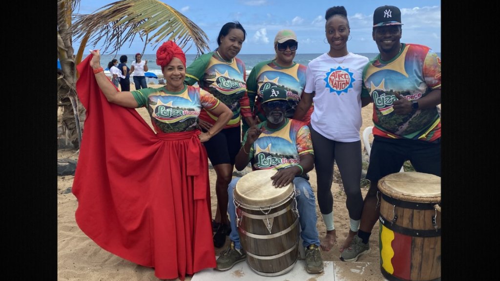  Lo&iacute;za recibe con m&uacute;sica a Camacho Quinn, quien participa en limpieza de playa 