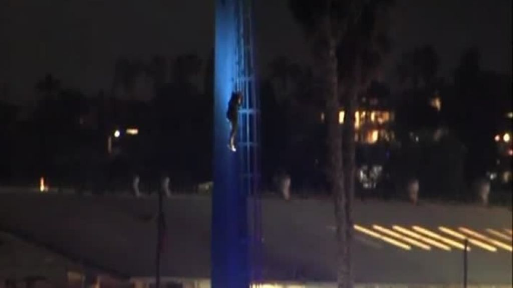  Video: Momento en que rescatan personas atrapadas en atracci&oacute;n de &ldquo;SeaWorld&rdquo; en San Diego 