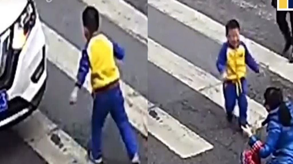  Viral video de ni&ntilde;o enfurecido que patea un auto luego que conductor atropellara a su mama 