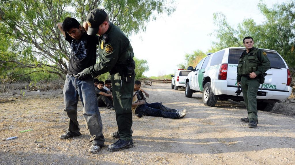  Detienen a m&aacute;s de 30 personas al entrar ilegalmente por mar a California 