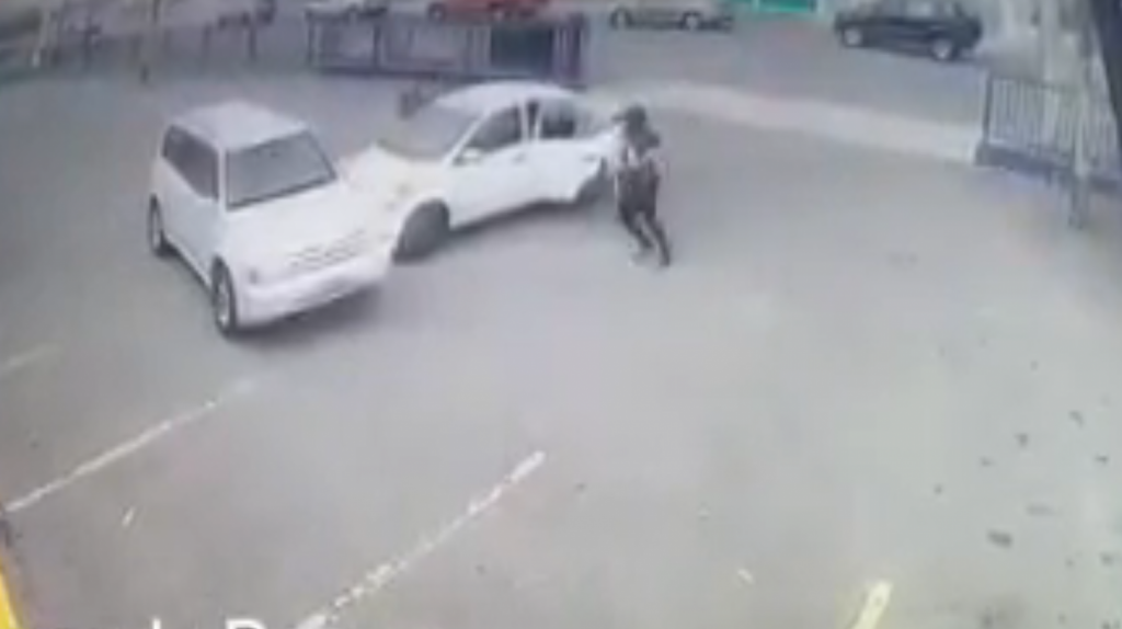 Video: C&aacute;maras captan momento en que intentan un &ldquo;Carjacking&rdquo; hoy en centro comercial de Caguas 