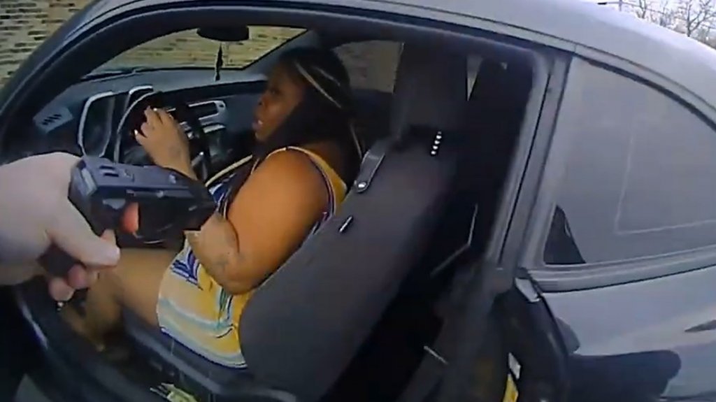  Video: Una mujer le dispara a un polic&iacute;a en EE.UU., ella termino muerta 