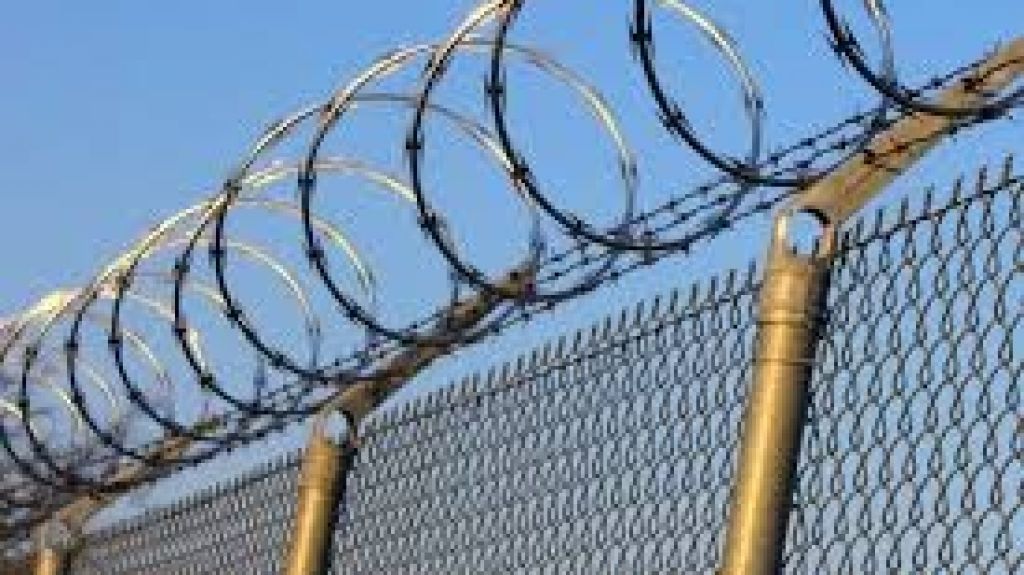  Suspenden visitas de por vida a confinado que atac&oacute; oficial correccional 