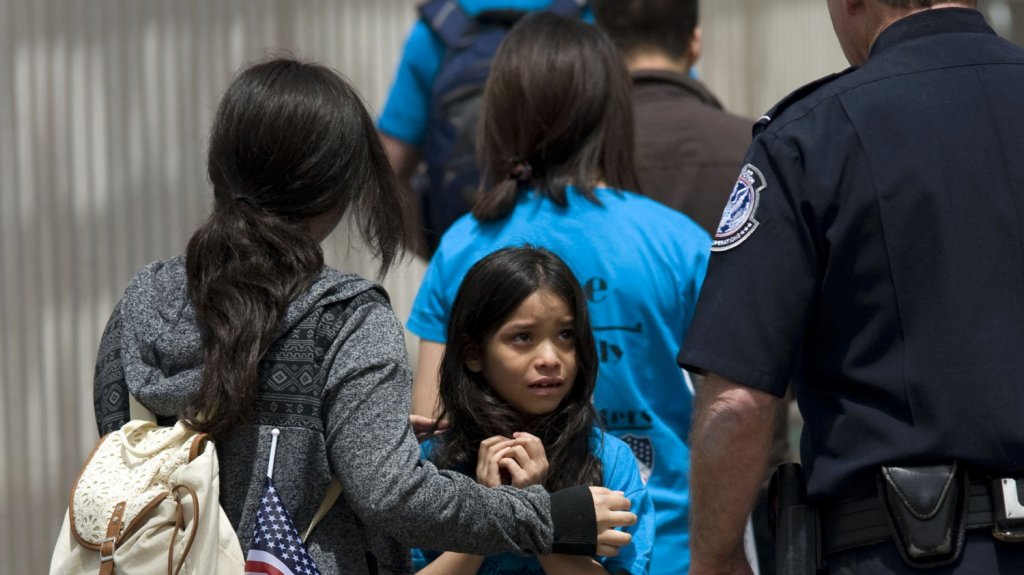  Alarma entre familias migrantes en la frontera ante posible remoci&oacute;n r&aacute;pida 