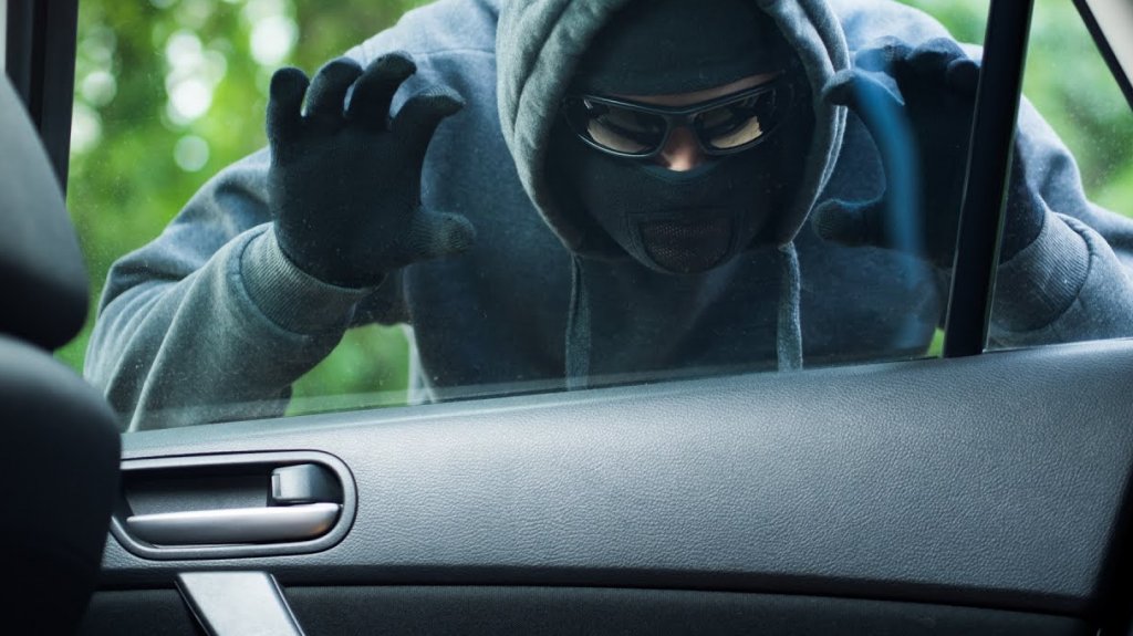  Roban joyas valoradas en 35 mil d&oacute;lares desde una guagua estacionada en Plaza Las Am&eacute;ricas 