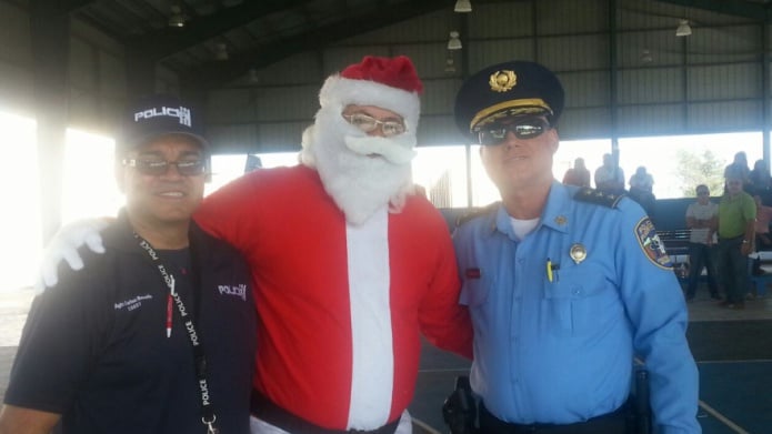 POLICIA PARTICIPA EN  ACTIVIDAD DE NAVIDAD EN RESIDENCIAL LAS MESETAS DE ARECIBO
