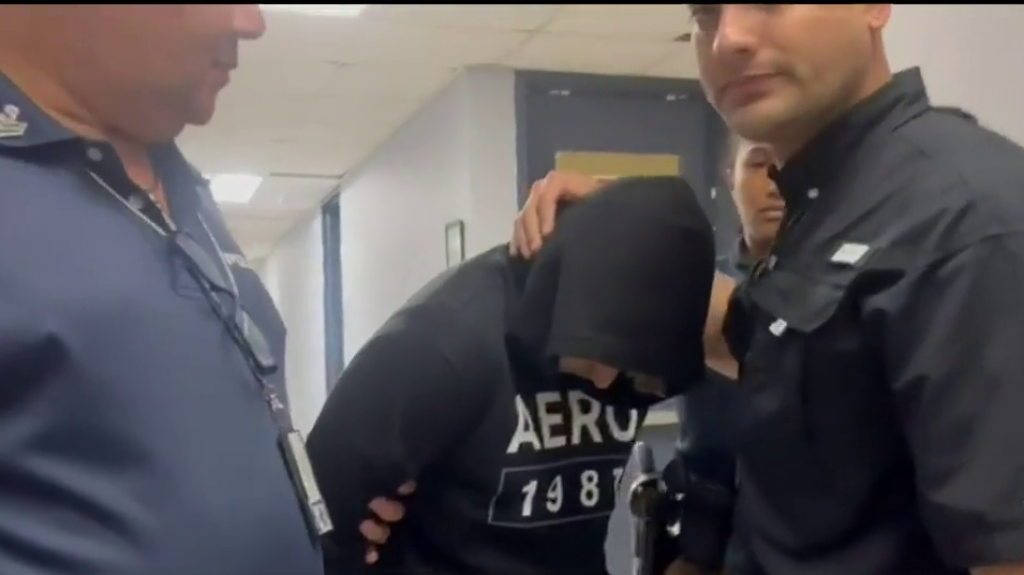  Video:Localizan a adolescente que huy&oacute; con arma de fuego de su padrastro en Carolina 