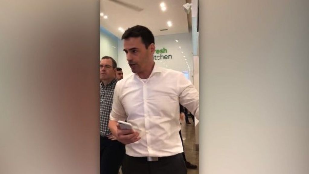  Pide &ldquo;cacao: abogado que insulto a latinos por hablar espa&ntilde;ol 