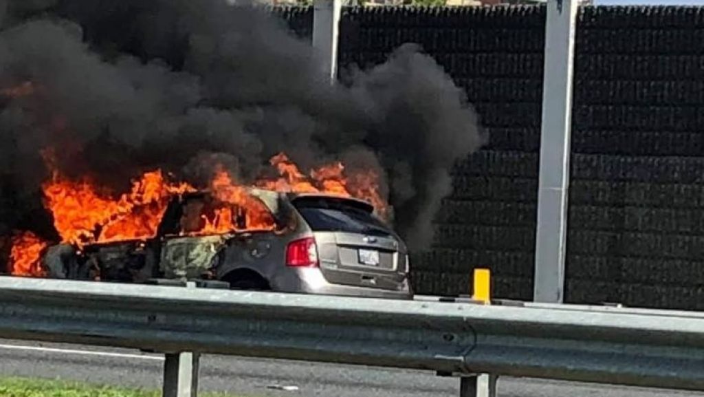  Veh&iacute;culo incendiado en la Baldorioty luego de accidente 
