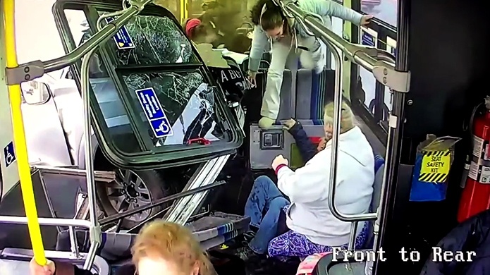 Video: Momentos en que una pickup truck impacta violentamente un autobÃºs con pasajeros en Nueva York