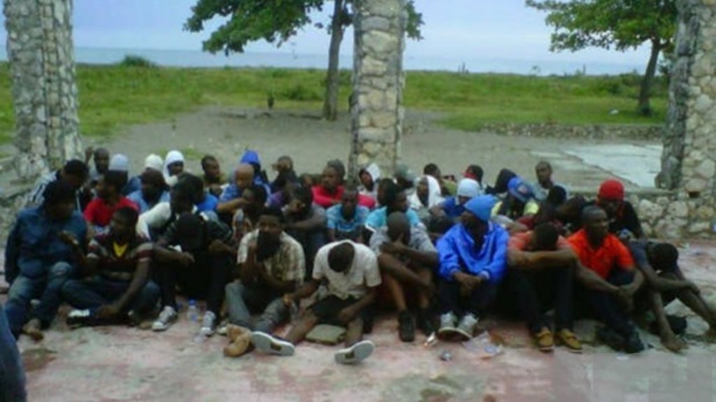  Militares navales apresan a 40 haitianos indocumentados que pretendían llegar en una yola a Puerto Rico 